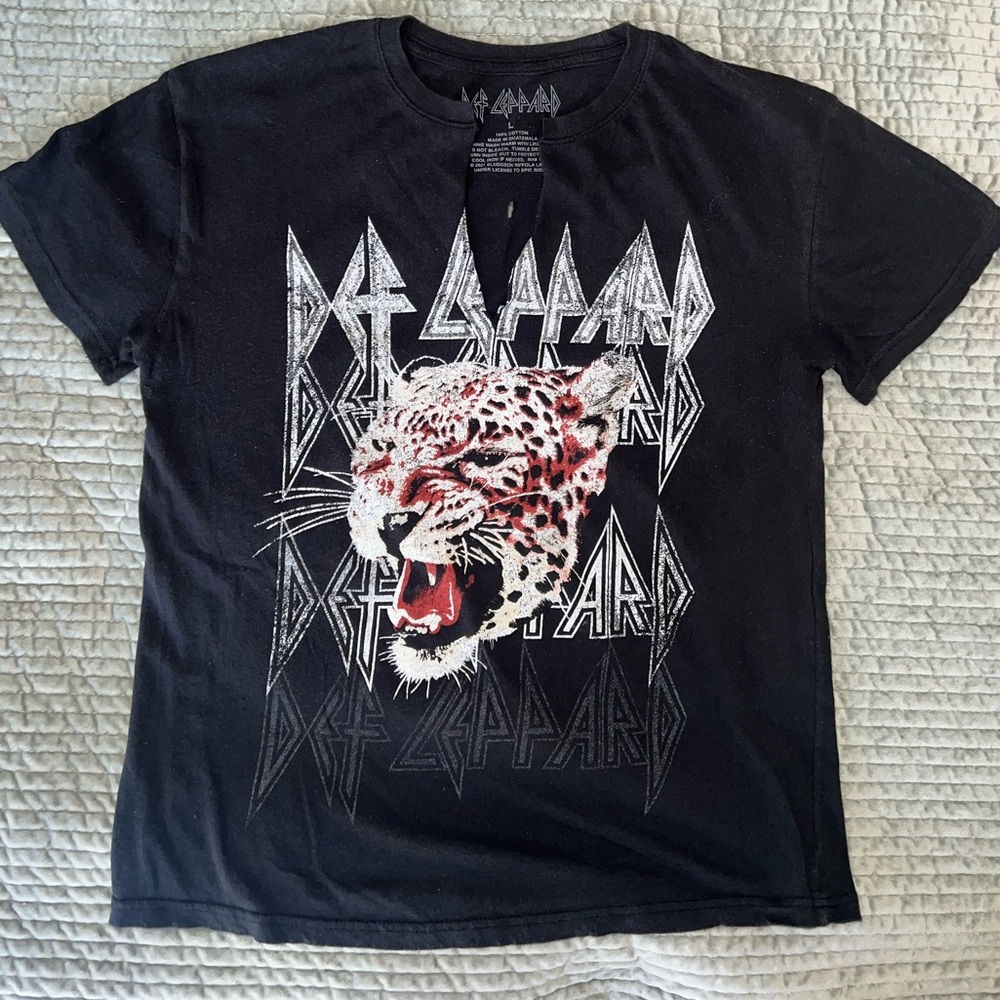 Def Leppard Black Graphic T-Shirt / Women’s Large size